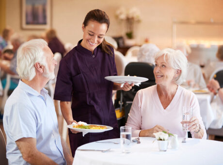 Culinoacademy - Femme formée à la restauration collective en salle